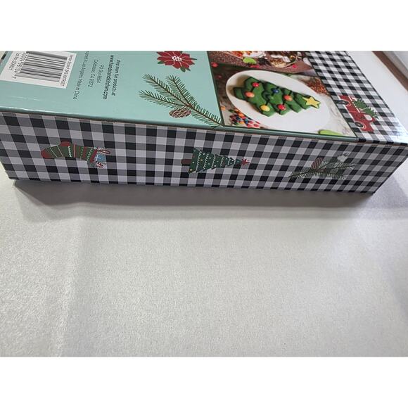 Holiday Tree Cake Making Set – Silicone Mold, Spatula & Whisk – Baking Kit - Picture 7 of 7